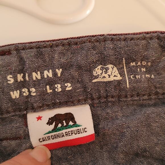 Bullhead Denim- Burgundy Red in color- size 32x32 - Picture 6 of 8